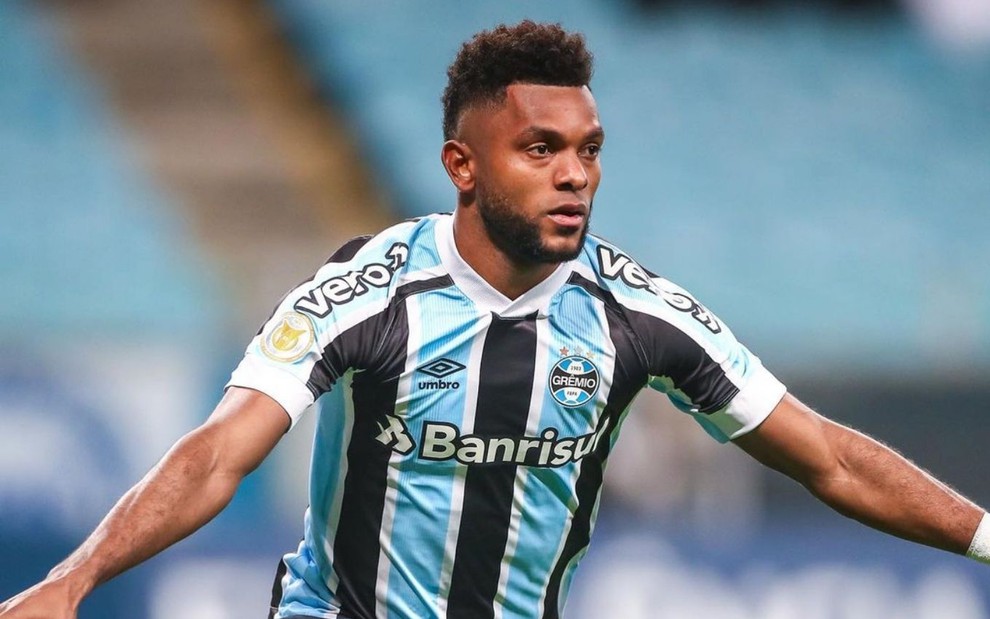 Borja, com a camisa tricolor do Grêmio, vibrando após marcar um gol na Arena do Grêmio