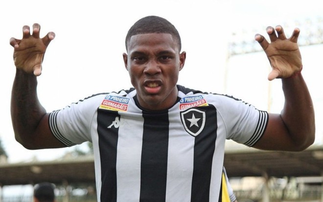 Jogador Gabriel Tigrão, do Botafogo, veste uniforme preto com listras brancas e comemora gol na Copinha