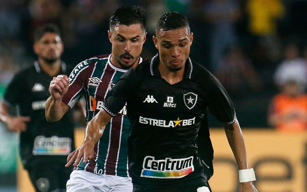 Willian Bigode (Fluminense), à esquerda, e Luiz Fernando (Botafogo), disputam a bolam durante partida
