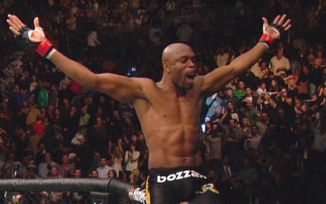 Anderson Silva sobe no octógono e grita para comemorar vitória em luta no UFC; ele está com braços erguidos e sem camisa