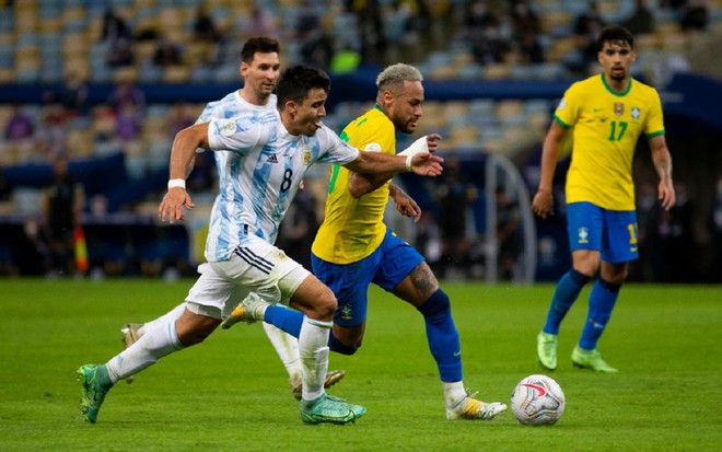 Neymar com a camisa amarela e o short azul da seleção brasileira. Ele tenta dominar um lançamento de bola em campo, em jogo válido pela Copa América 2021
