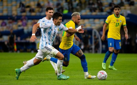 Neymar com a camisa amarela e o short azul da seleção brasileira. Ele tenta dominar um lançamento de bola em campo, em jogo válido pela Copa América 2021
