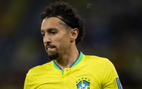 Marquinhos, do Brasil, veste uniforme amarelo, com detalhes verdes e azuis durante partida