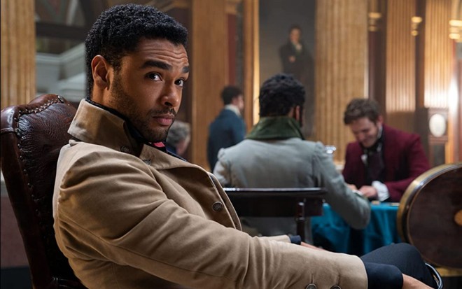 Regé-Jean Page em cena de Bridgerton