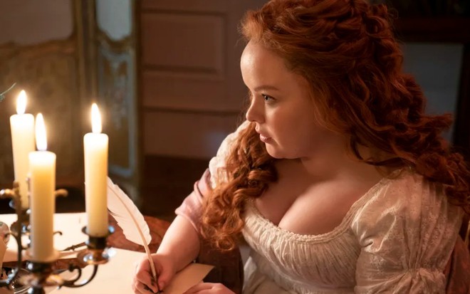 Nicole Coughlan aparece como a personagem Penelope Featherington em imagem da segunda temporada de Bridgerton