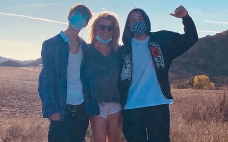 A cantora Britney Spears no meio de seus dois filhos, Sean Preston, 15 anos, e Jayden, 14 anos, na Califórnia
