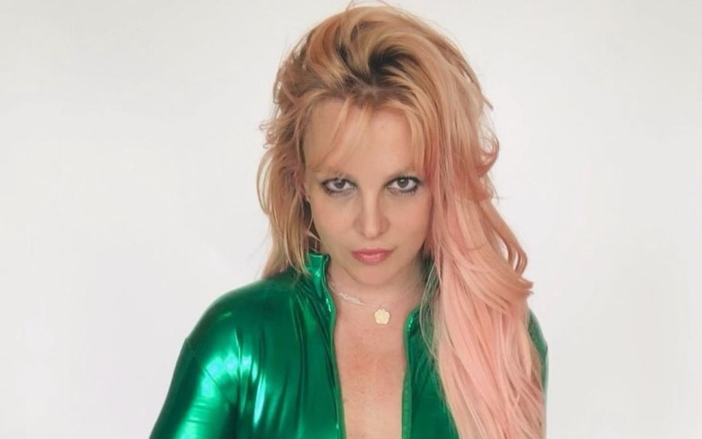 Britney Spears em publicação de 11 maio em seu Instagram, com uma blusa verde e cabelos rosa