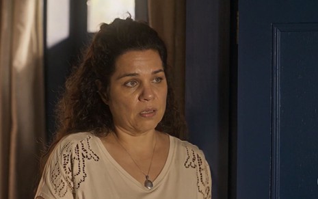 Isabel Teixeira, caracterizada como sua personagem em Pantanal, está com a expressão de surpresa
