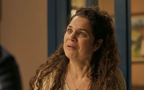 A atriz Isabel Teixeira como Maria Bruaca em Pantanal; ela está olhando para frente com cara de dúvida