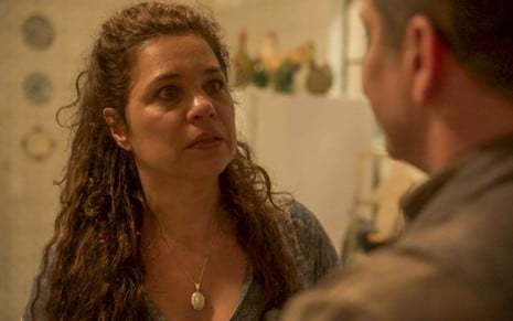 A atriz Isabel Teixeira e o ator Murilo Benício como Maria Bruaca e Tenório em Pantanal; ela está conversando de frente a ele com cara de assustada, enquanto ele está de costas
