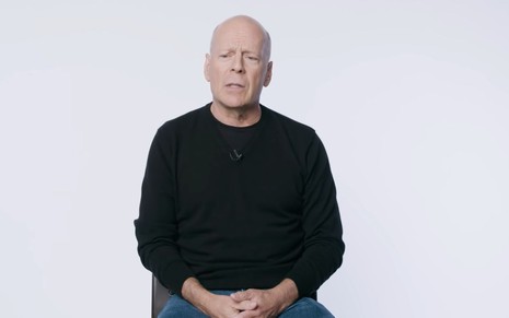 Bruce Willis em fundo branco
