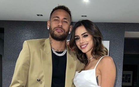 Neymar, à esquerda, abraçado com Bruna Biancardi, à direita
