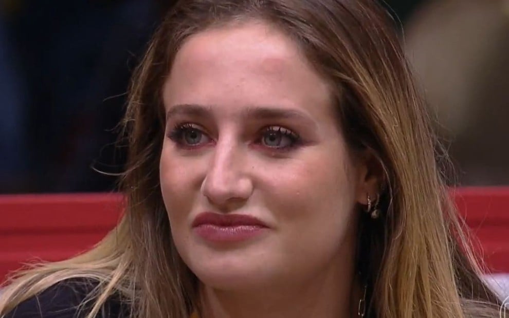 Bruna Griphao sentada no sofá do BBB 23