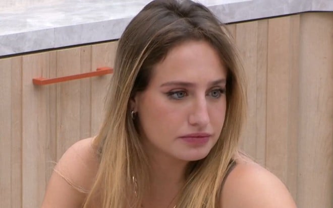 Bruna Griphao com expressão séria na cozinha do BBB 23