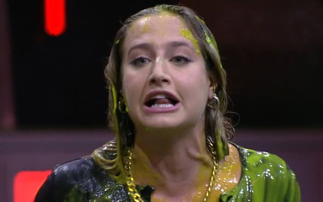 A atriz Bruna Griphao suja de tinta verde e amarela no BBB 23