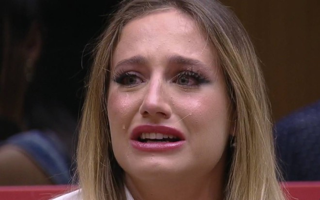 Foto mostra Bruna Griphao chorando