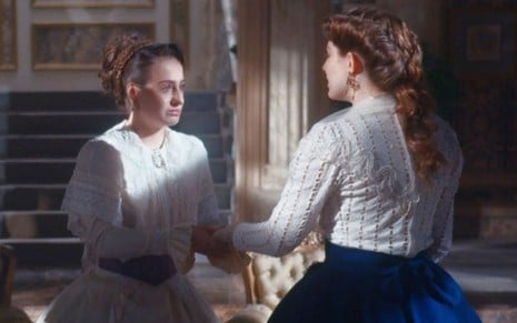Leopoldina (Bruna Griphao) segura a mão de Isabel (Giulia Gayoso) em cena da novela Nos Tempos do Imperador