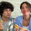 Xolo Maridueña e Bruna Marquezine comem sanduíches em foto