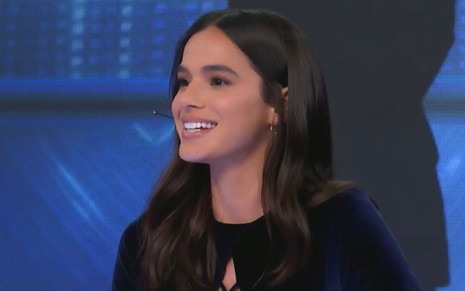 Bruna Marquezine sorridente como convidada do Domingão com Huck, na Globo