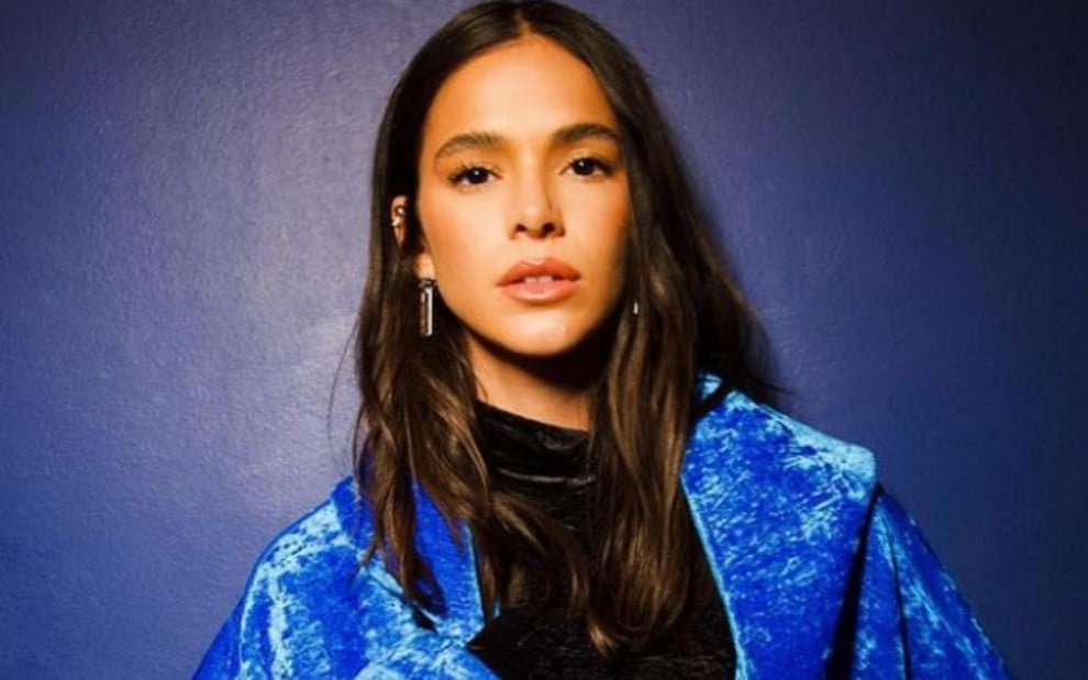 Bruna Marquezine de jaqueta azul em foto para o Instagram