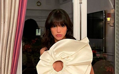 A atriz Bruna Marquezine com um vestido que reproduz uma flor branca, gigante, no decote