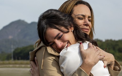 Vannessa Gerbelli e Bruna Marquezine se abraçam emocionadas nos bastidores da série Maldivas, da Netflix