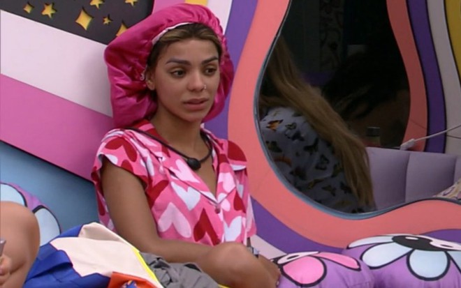 Brunna Gonçalves com expressão vazia no quarto lollipop do BBB 22