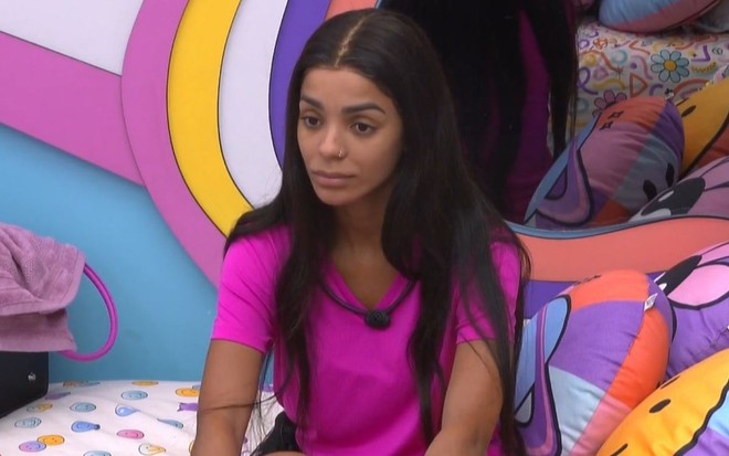 Brunna Gonçalves com expressão séria no quarto Lollipop