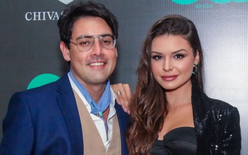 Bruno De Luca e Sthéfany Vidal em foto publicada no Instagram; ele veste um terno azul e um colete beje e ela está de top preto e um blazer preto