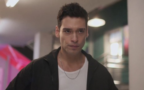Bruno Fagundes com expressão séria em cena como Renan na novela Cara e Coragem