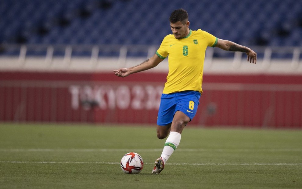 Bruno Guimarães com a bola no pé em campo pelas Olimpíadas