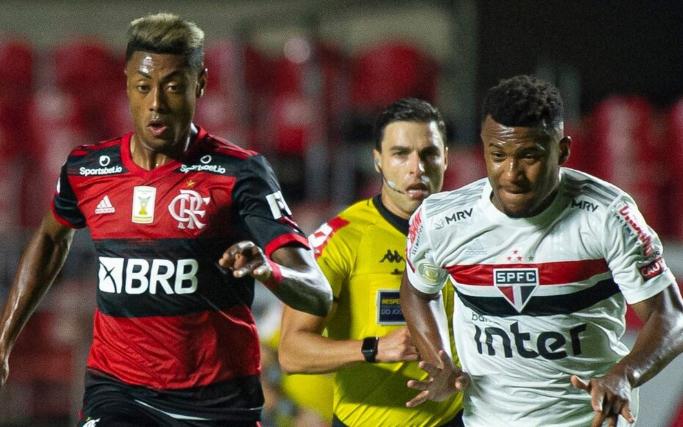 Bruno Henrique, do Flamengo, e Luan, do São Paulo, brigam por uma bola em jogo do Campeonato Brasileiro no Morumbi