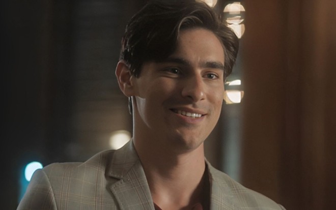 Bruno Montaleone sorri em cena como Ivan na novela Amor Perfeito