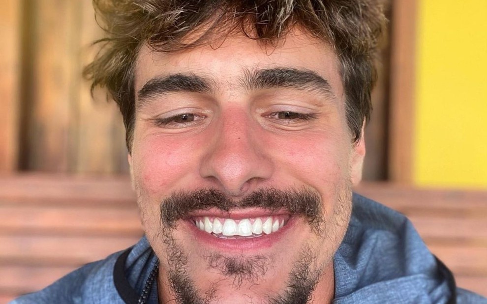 Bruno Montaleone veste blusa azul, e sorri em selfie publicada em sua página no Instagram