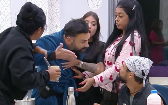 Bruno Tálamo parte para cima de Alexandre Suita em A Grande Conquista e é contido por participantes
