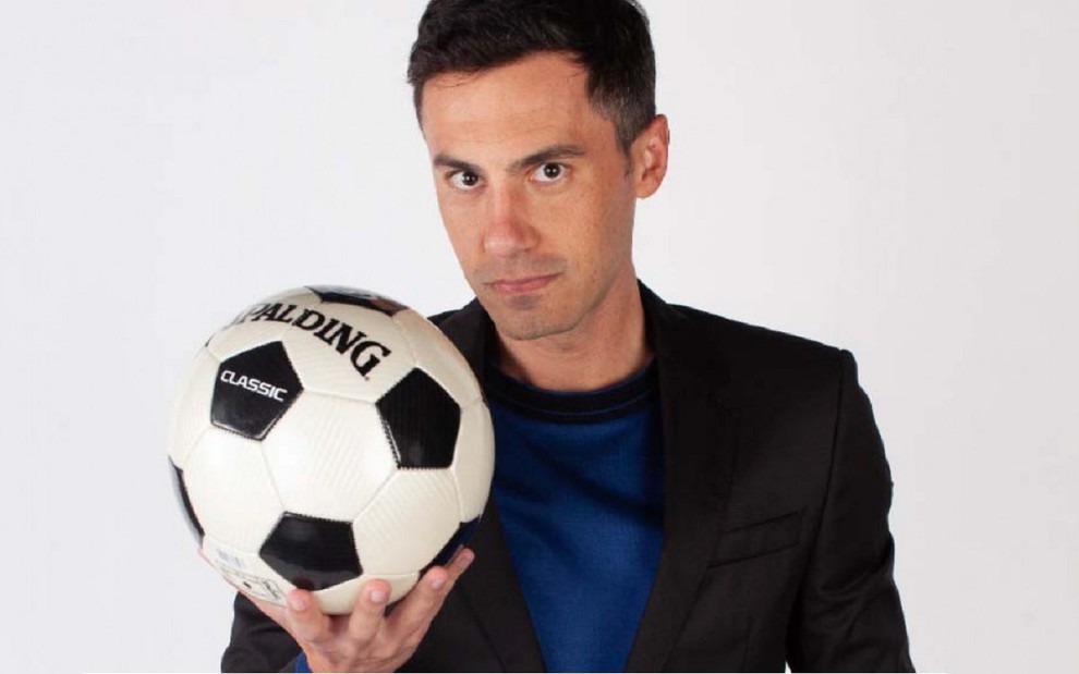 Bruno Vicari com uma bola de futebol em uma foto de divulgação na ESPN