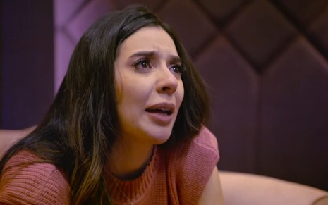 Imagem de Bruna Luana chorando na segunda temporada de Casamento às Cegas