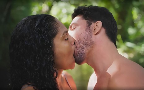 Em cena de Terra e Paixão, Barbara Reis está beijando Cauã Reymond