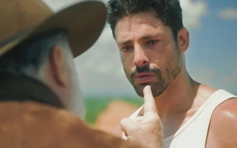 Em cena de Terra e Paixão, Tony Ramos aponta o dedo na cara de Cauã Reymond