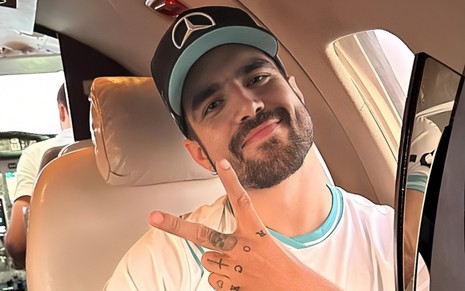 Caio Castro em selfie publicada no Instagram, em junho de 2023