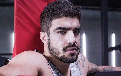 Caio Castro exibe tatuagens por baixo de regata cinza
