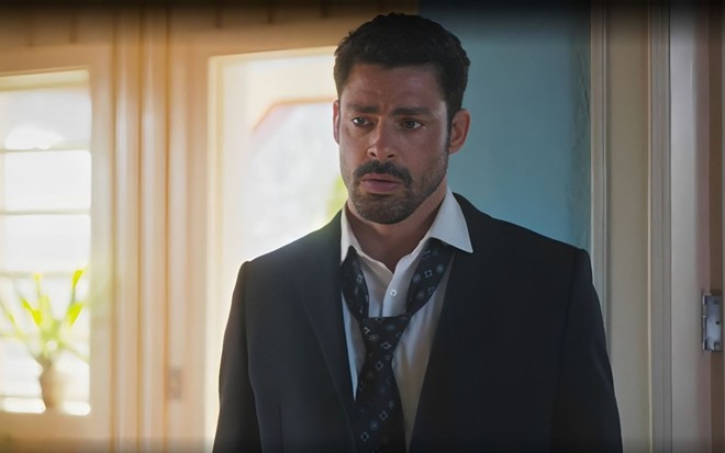 Em cena de Terra e Paixão, Cauã Reymond está com a expressão séria, olhando para a frente