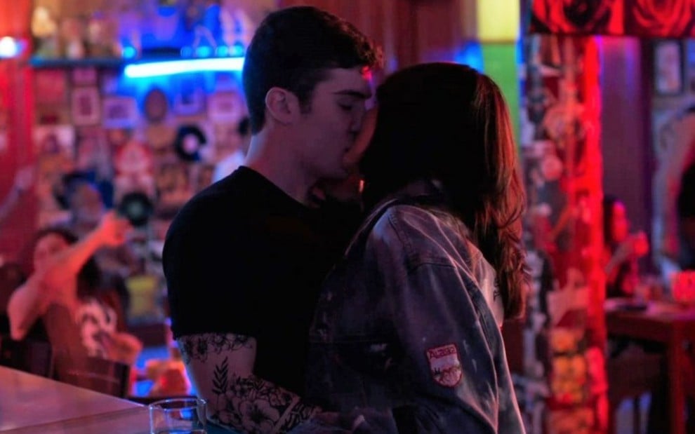 No karaokê, Gabriel (Caio Manhente) beija Flávia (Valentina Herszage) em cena da novela Quanto Mais Vida, Melhor!