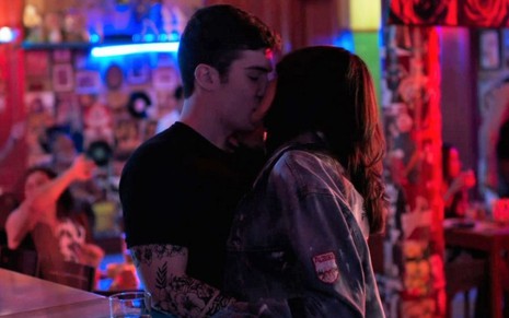No karaokê, Gabriel (Caio Manhente) beija Flávia (Valentina Herszage) em cena da novela Quanto Mais Vida, Melhor!