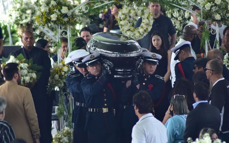 Imagem do caixão de Pelé sendo retirado do velório na Vila Belmiro