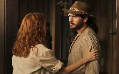 Irma (Camila Morgado) segura o braço de Trindade (Gabriel Sater) em cena da novela Pantanal