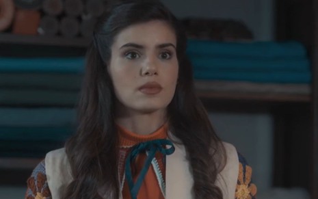 Camila Queiroz com expressão assustada em cena como Marê na novela Amor Perfeito