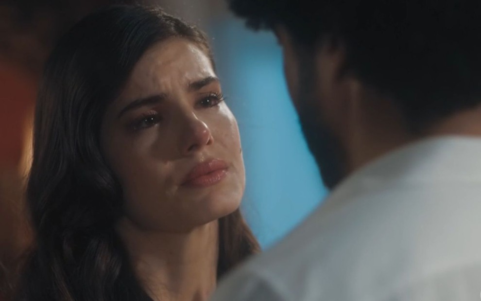 Marê (Camila Queiroz) está com expressão de choro e olha para Orlando (Diogo Almeida), que está de costas em cena de Amor Perfeito