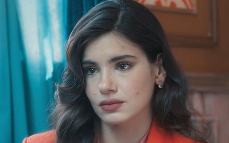 Camila Queiroz com expressão triste em cena como Marê na novela Amor Perfeito