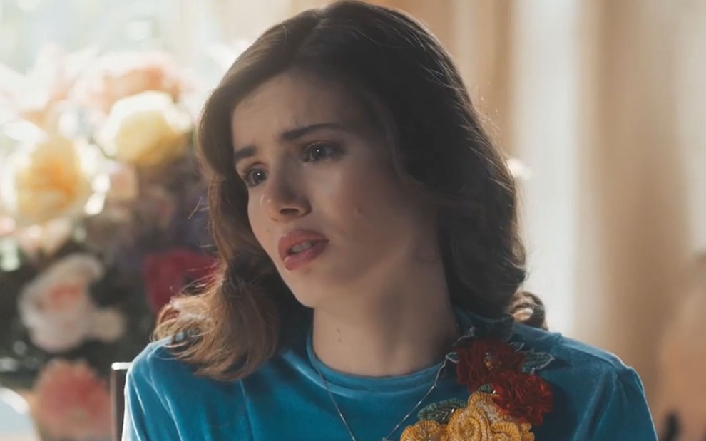 Camila Queiroz com expressão triste em cena como Marê na novela Amor Perfeito